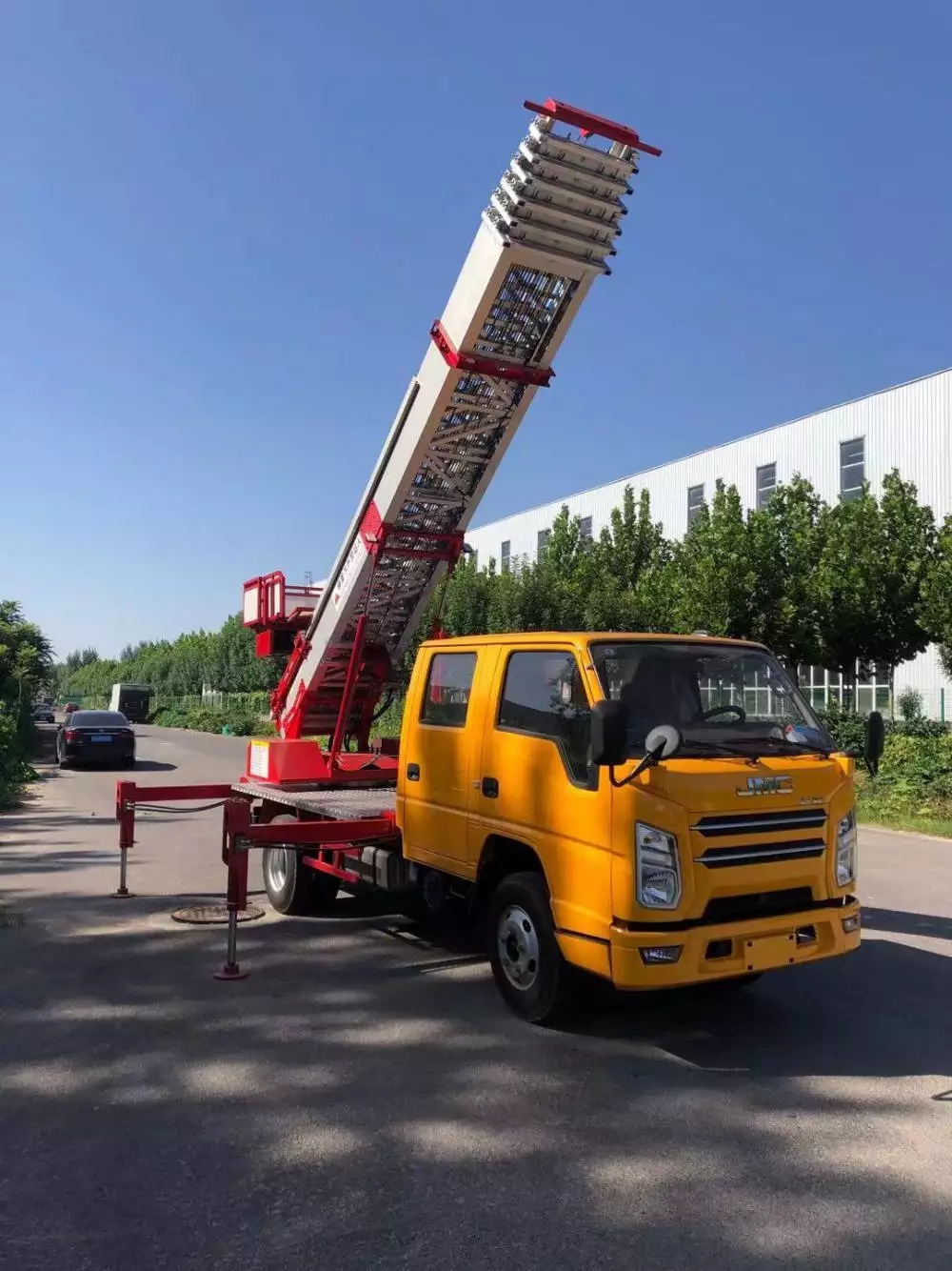 宁波北仑附近的云梯车出租服务：轻松解决高空作业需求